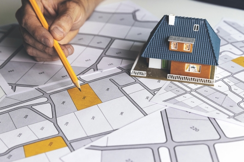 Foto: Bleistift zeigt Katasterplan