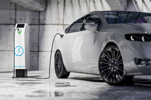 Foto: Elektroauto mit Ladesäule